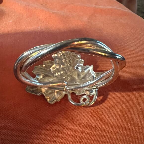 Vintage silver metal grape cluster leaf napkin rings vineyard Fall table decor - Picture 4 of 8